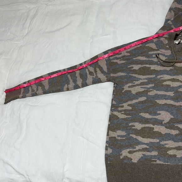 Christian Siriano New York Camo Hoodie Pullover - Picture 4 of 8